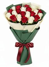 Букет Микс из красных и белых роз в Деденево