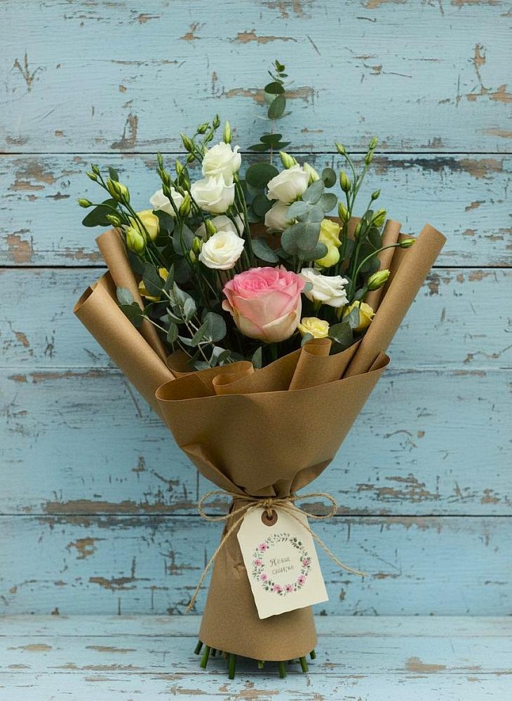 Букет цветов из: Розы и Лизиантусы в Деденево