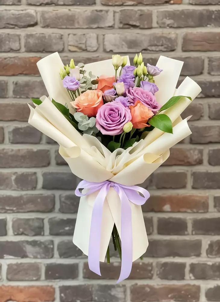 Букет цветов из: Лизиантусы и Розы в Деденево