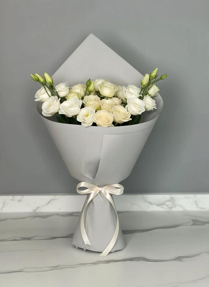 Букет цветов из: Розы и Лизиантусы в Деденево