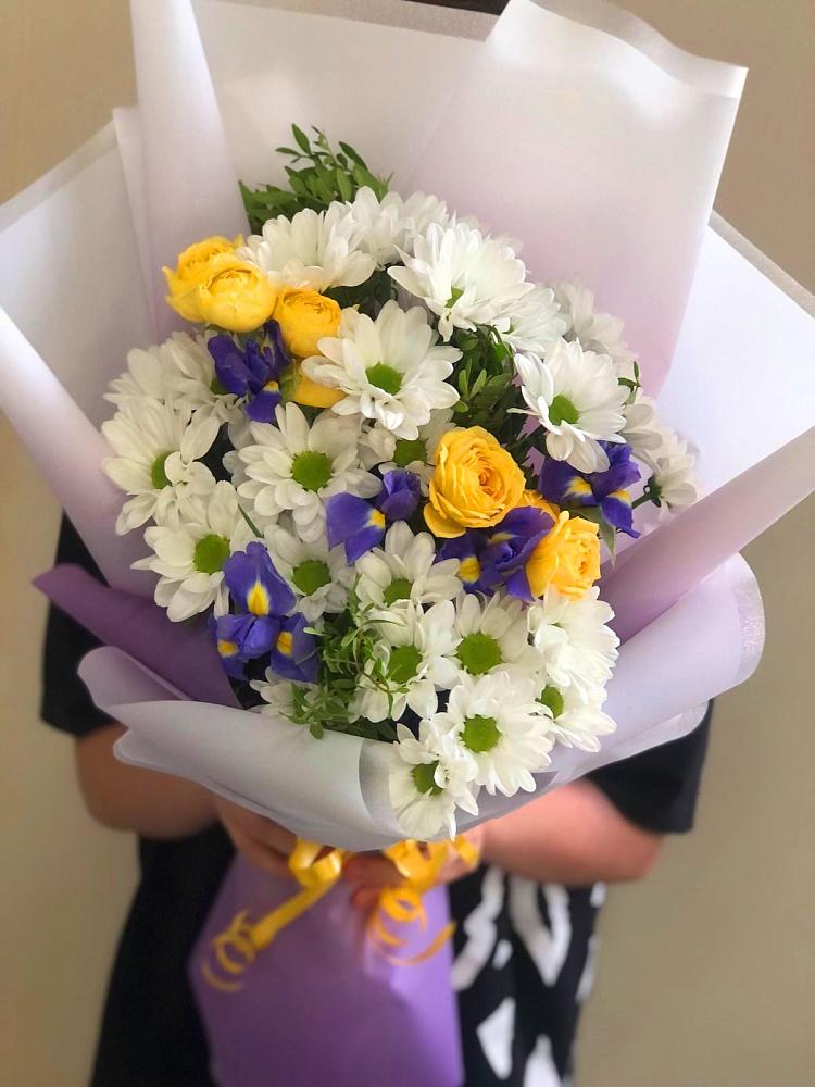 Букет цветов из: Ирисы, Хризантемы и Розы в Деденево