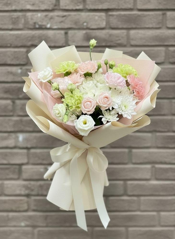 Букет цветов из: Гвоздики, Розы, Лизиантусы и Хризантемы в Деденево