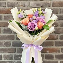 Букет цветов из:  Лизиантусы и Розы в Деденево