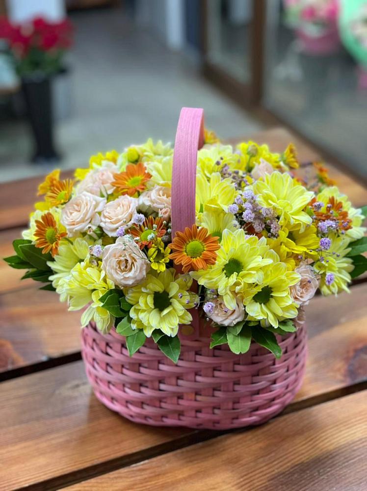 Цветочная композиция из Хризантемы и Розы в корзине в Деденево