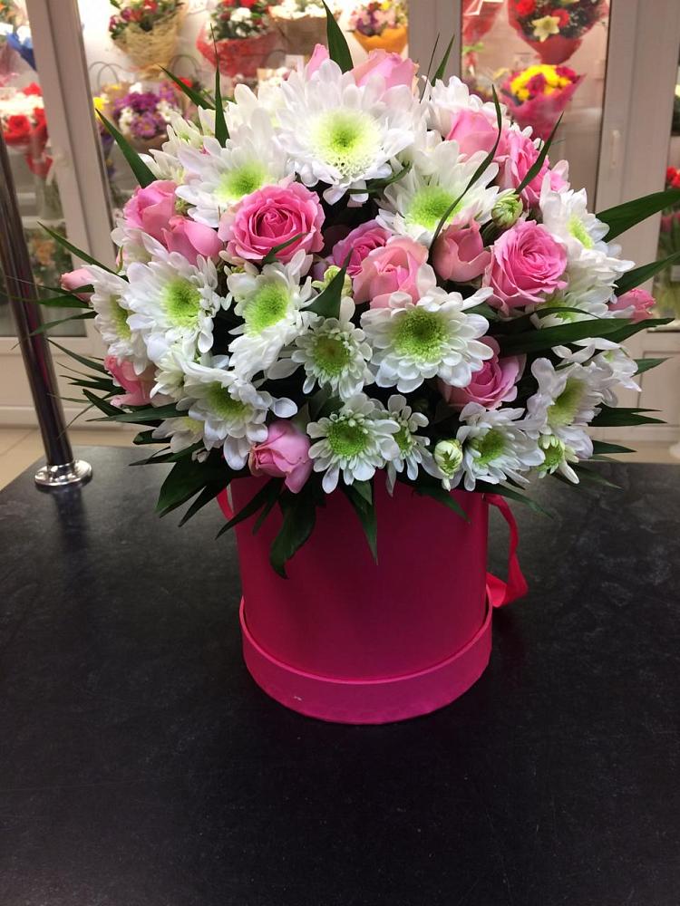 Цветочная композиция из Розы и Хризантемы в шляпной коробке в Деденево