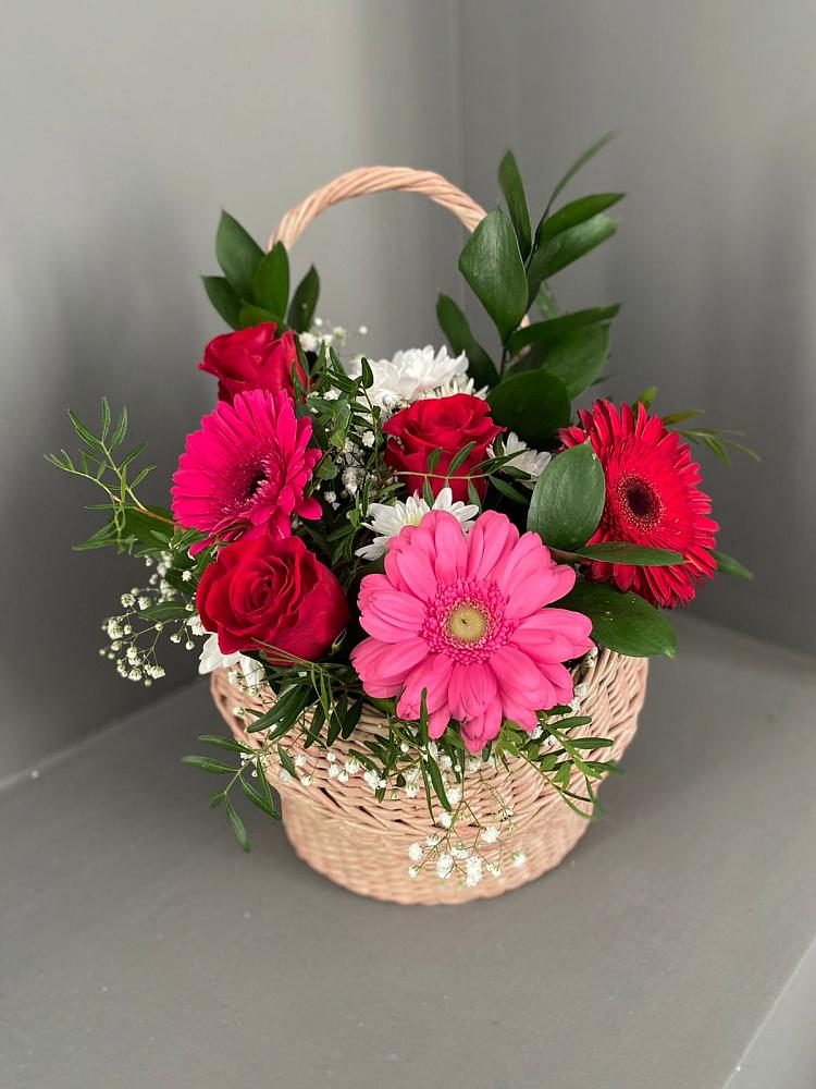 Цветочная композиция из Розы, Хризантемы и Герберы в корзине в Деденево