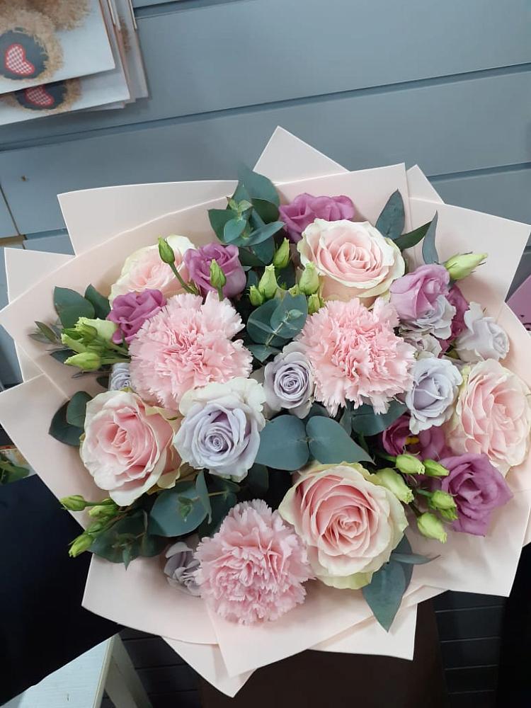 Букет цветов из: Розы, Гвоздики и Лизиантусы в Деденево