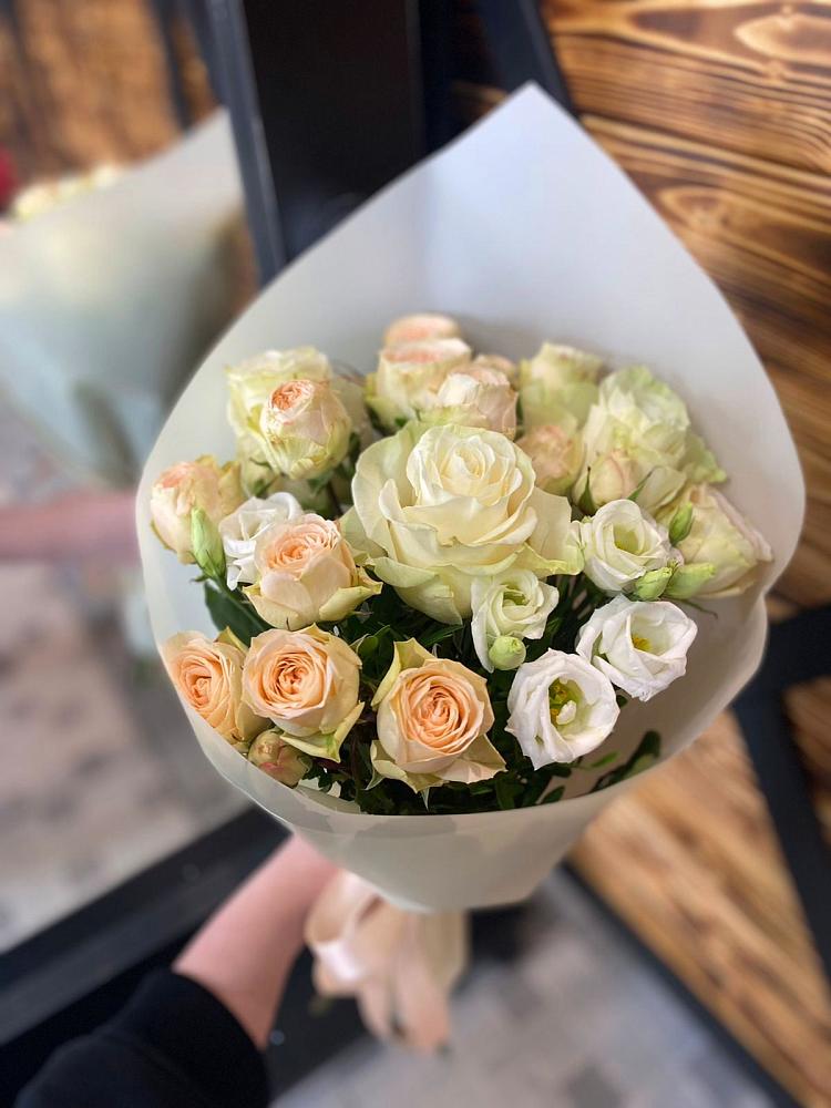 Букет цветов из: Розы и Лизиантусы в Деденево